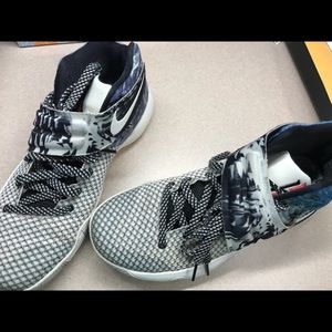 Men’s size 8 Kyries